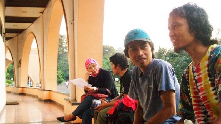 Obrolan santai di depan Bacabaca Bookmart, Sabuga. Tampak di foto dari kanan ke kiri: Adjo, Meb, Andry, dan seorang pengunjung toko (Sumber foto: Deni Rachman)