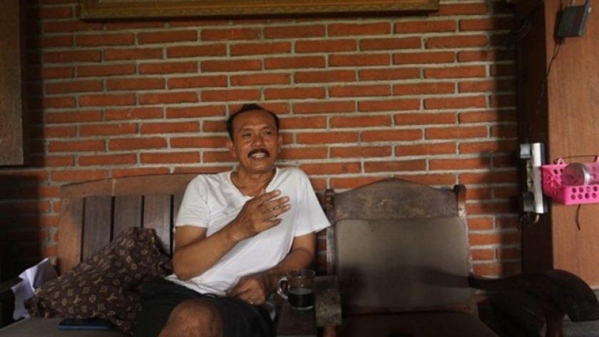 Gunretno, tokoh komunitas adat Sedulur Sikep serta koordinator Jaringan Masyarakat Peduli Pegunungan Kendeng (JMPPK) yang telah aktif melakukan penolakan tambang sejak awal tahun 2000-an. (Foto: Abul Muamar)