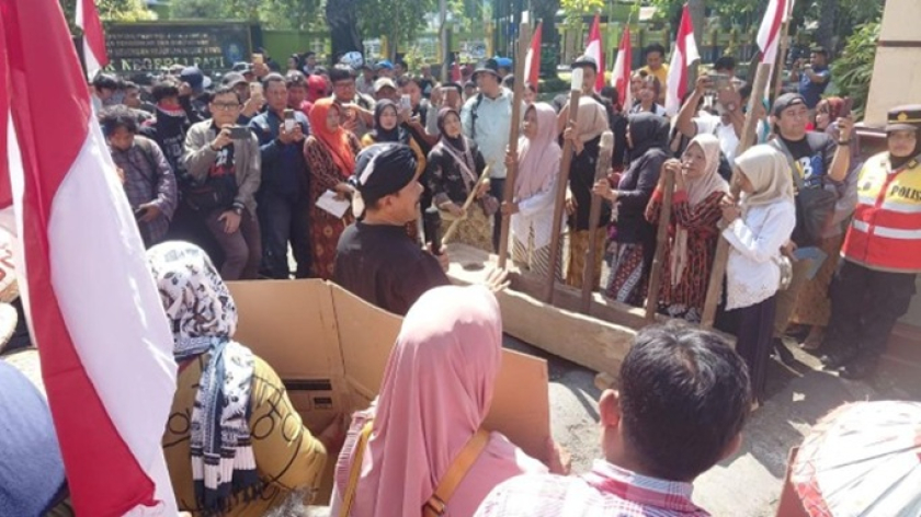 Para petani Kendeng yang tergabung dalam Jaringan Masyarakat Peduli Pegunungan Kendeng (JMPPK) menggelar Lesungan di depan markas Polresta Pati, Jumat, 29 Mei 2026. (Foto: JMPPK)
