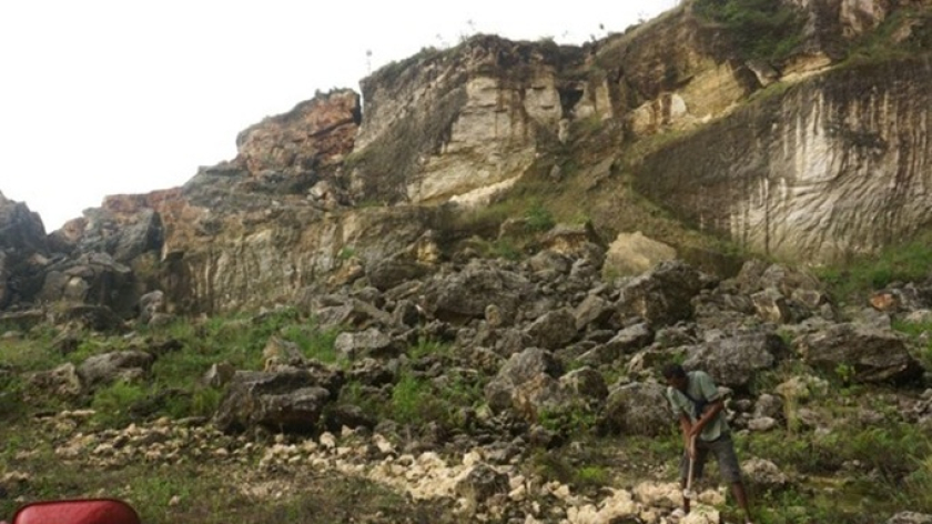 Agus, seorang petani di Desa Kedungwinong, Kecamatan Sukolilo, Kabupaten Pati, berusaha membersihkan bebatuan kapur yang memenuhi lahan pertaniannya agar dapat ditanami, Sabtu, 16 Mei 2026. Lokasi ini merupakan salah satu bekas area penambangan yang merusak lahan pertanian dan mata air. (Foto: Abul Muamar)