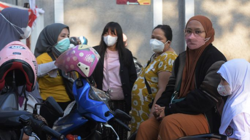 Orang tua murid memakai masker saat menunggu anak di SDN 034 Patrakomala, di tengah deteksi abu vulkanik di Bandung, Senin, 7 September 2026.  (Foto: Prima Mulia/BandungBergerak)