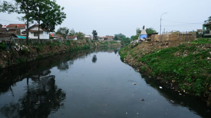 Aliran sungai dan pemukiman di Desa Citeureup, Kecamatan Dayeuhkolot.  Jumat, 27 Agustus 2026. (Foto: Alya Chaerani/BandungBergerak)