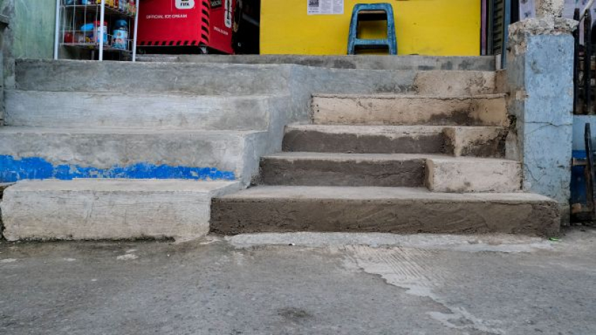 Tampak depan teras rumah siti yang sudah ditinggikan.  Leuwi Bandung, Desa Citeureup, Kecamatan Dayeuhkolot.  Jumat, 27 Agustus 2026. (Foto: Alya Chaerani/BandungBergerak)