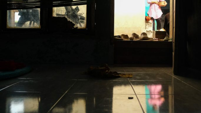 Perbandingan tinggi lantai rumah nia dan jalanan gang Sukabirus, Desa Citeureup, Kecamatan Dayeuhkolot.  Kamis, 26 Agustus 2026. (Foto: Alya Chaerani/BandungBergerak)