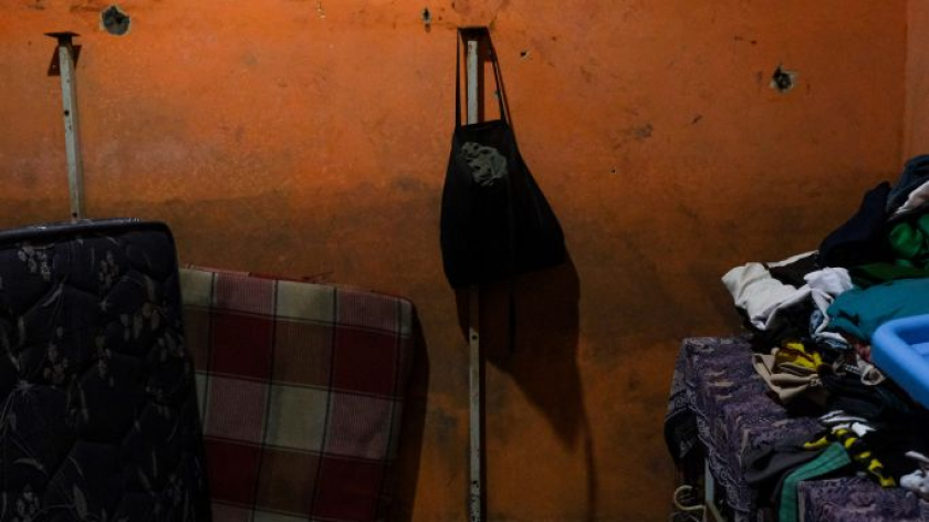 Dinding salah satu ruangan di rumah yang ditinggali Nia di Sukabirus,  Desa Citeureup, Kecamatan Dayeuhkolot.  Kamis, 26 Agustus 2026. (Foto: Alya Chaerani/BandungBergerak)