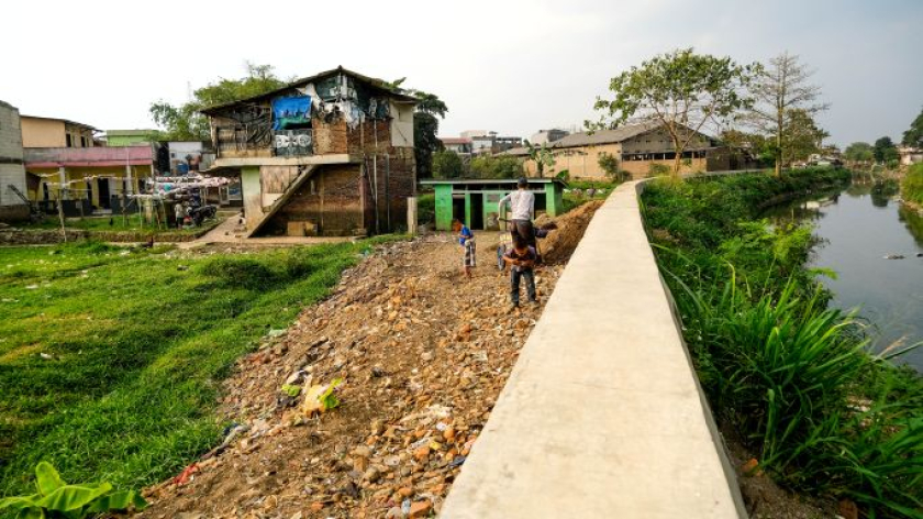 Pemukiman sekitar sungai di Sukabirus,  Desa Citeureup, Kecamatan Dayeuhkolot.  Kamis, 26 Agustus 2026. (Foto: Alya Chaerani/BandungBergerak)