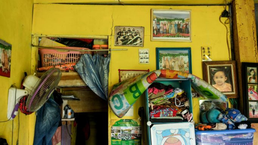 Karanggung untuk menyimpan barang dan TV yang diletakan tinggi di kamar kontrakan Ina. Sukabirus,  Desa Citeureup, Kecamatan Dayeuhkolot.  Selasa, 26 Agustus 2026. (Foto: Alya Chaerani/BandungBergerak)