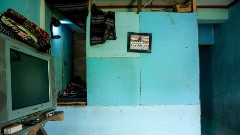 Karanggung untuk menyimpan barang dan TV yang diletakan tinggi di kamar kontrakan Mariani. Sukabirus,  Desa Citeureup, Kecamatan Dayeuhkolot.  Selasa, 17 Agustus 2026. (Foto: Alya Chaerani/BandungBergerak)