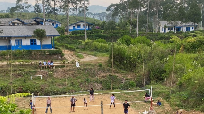 Titik awal pendakian sekaligus lokasi penitipan kendaraan di Kampung Cikidang, Desa Sukaresmi, Kecamatan Rancabali, Kabupaten Bandung. (Foto: Dokumentasi Rinaikelana)