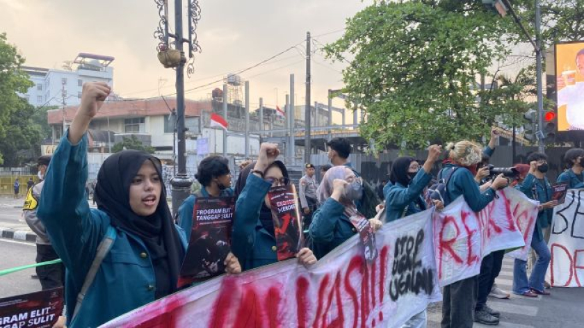 Aksi BEM SI Jawa Barat di persimpangan Cikapayang-Dago, Kota Bandung, Jumat, 11 September 2026. (Foto: Yopi Muharam/BandungBergerak)