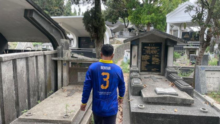 Ganjar Suhendar, petugas penggali makam  di TPU Pandu, Rabu, 9 September 2026. (Foto: Abimanyu Ismoyo Santoso/BandungBergerak)