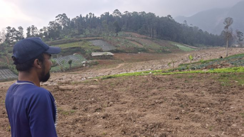 Warga di bekas lokasi longsor Kampung Babakan, Desa Pasirlangu, Kecamatan Cisarua, Kabupaten Bandung Barat, Sabtu, 21 Agustus 2026. (Foto: Jawahir Almaani/BandungBergerak)