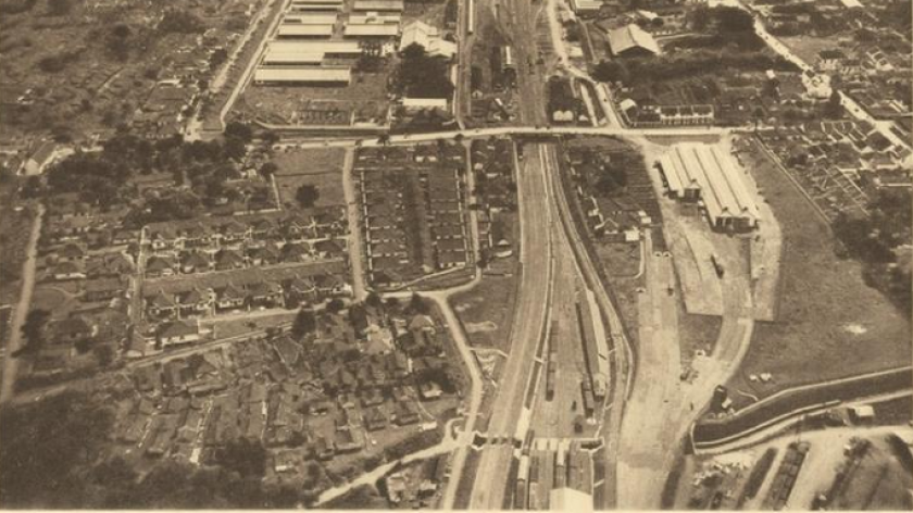 Foto udara lokasi Stasiun Barang Ciroyom. (Sumber: Gedenkboek der Staatsspoor en Tramwegen in Nederlandsch-Indie, 1875-1925 karya S.A. Reitsma (1925: 45))