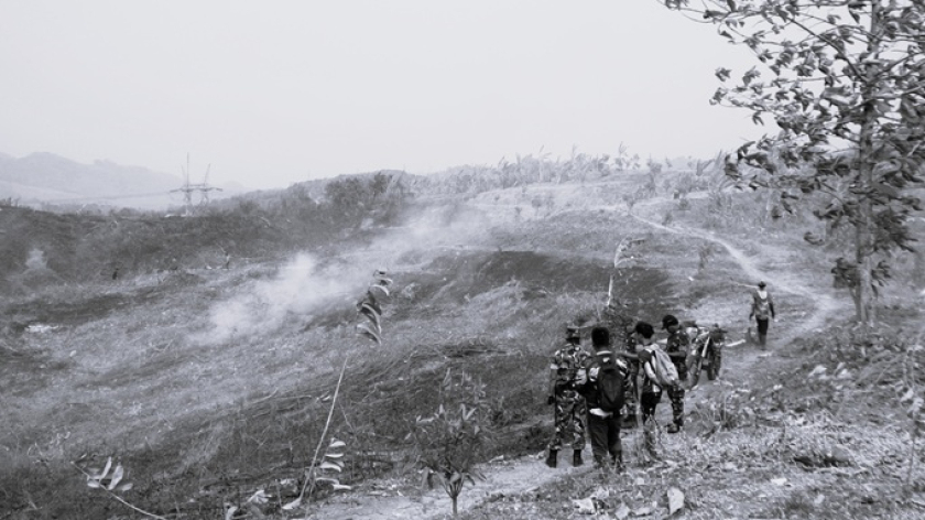 Anggota Koramil 1009 Tomo dan Kodim 1610 Sumedang mengamankan sejumlah pekerja yang diduga membakar lahan Perhutani di area hutan jati di kawasan Tomo, Sumedang, 8 September 2026. (Foto: Prima Mulia/BandungBergerak)