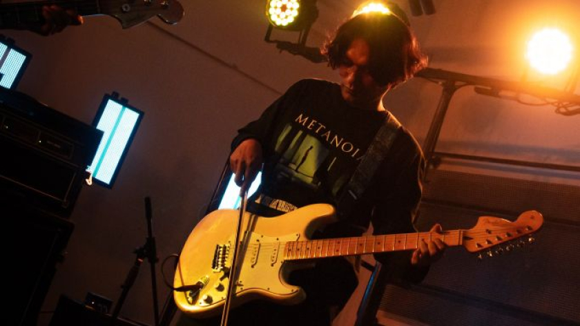 Showcase album Virada dari Under the Big Bright Yellow Sun (UTBBYS) di Hallway Space, Bandung, Minggu 23 Agustus 2026. (Foto: Insan Radhiyan/BandungBergerak)
