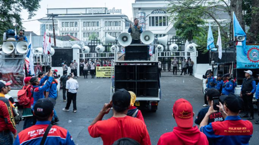 Unjuk rasa buruh di depan DPRD Jawa Barat, Kamis, 10 September 2026, menuntut RUU Pelindungan Ketenagakerjaan mengatur masalah substansial. (Foto: Insan Radhiyan/BandungBergerak)