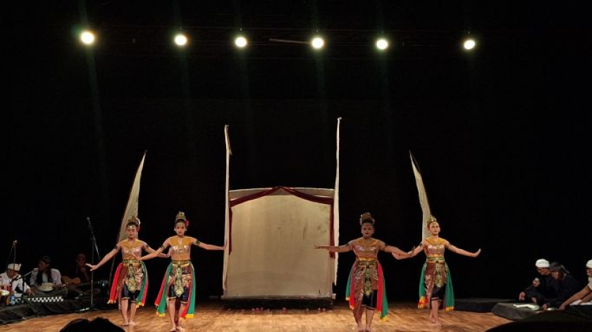 Pertunjukan seni Gaok Simbar Kancana Ngadeg Raja di Teater Tertutup Taman Budaya Jawa Barat, Bandung, Selasa sore, 15 September 2026. (Foto: Azany Magrina Duarte/BandungBergerak)
