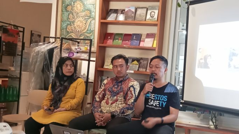 Diskusi bertajuk Bahaya Tanpa Peringatan: Asbes, Hak Atas Informasi, dan Rumah Layak Huni di Perpustakaan Bunga Di Tembok, Bandung, Kamis, 17 September 2026. (Foto: Ardhzohal Roman Ario Bono/BandungBergerak)