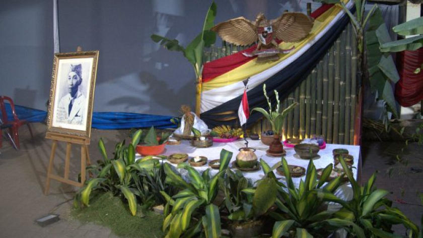 Persiapan menjelasng peringatan Pangeling-Ngeling Pamendak Bapak Mei Kartawinata di Pasewakan Waruga Jati, Lembang, Kabupaten Bandung Barat, Rabu, 16 September 2026. (Foto: Bagea Awi Dan Heni/BandungBergerak)