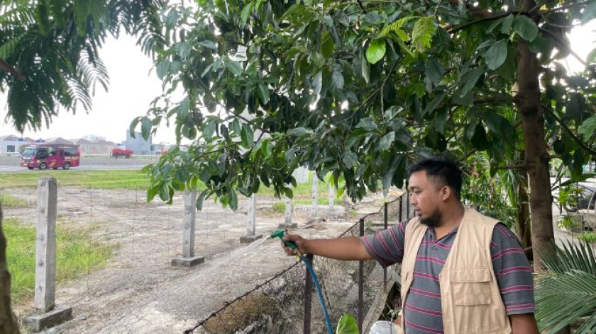 Said Rendika Nur Arifianto di lahan tidur Jalan Tol Buah Batu, Bandung, Rabu 16 September 2026. (Foto: Abimanyu Ismoyo Santoso/BandungBergerak)
