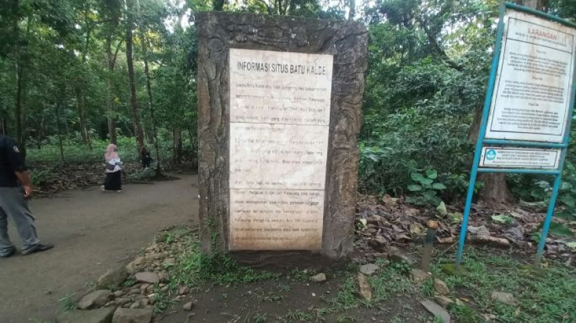 Papan informasi Situs Batu Kalde di TWA Pangandaran. (Foto: Merrina Listiandari)