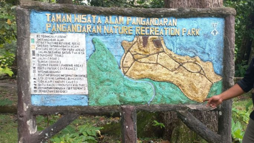 Papan informasi Situs Batu Kalde di TWA Pangandaran. (Foto: Merrina Listiandari)