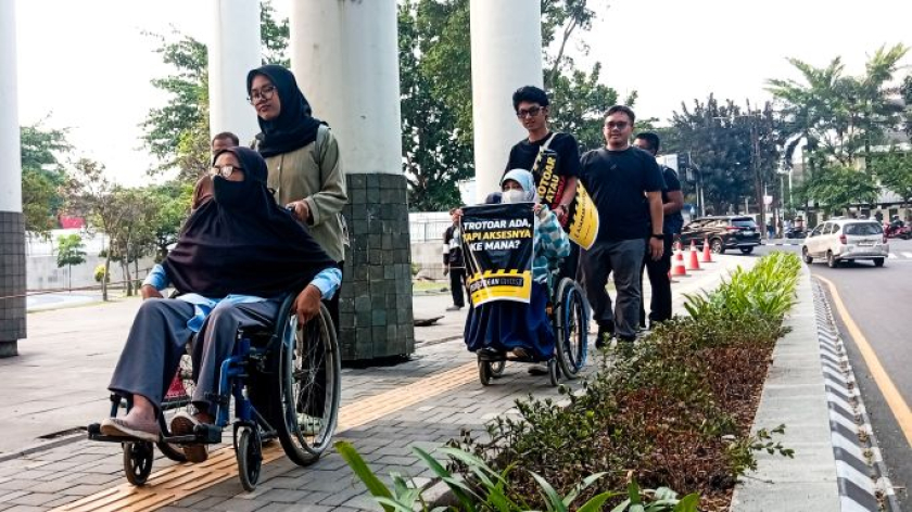 Aksi Tamasya Trotoar di kawasan Gasibu-Gedung Sate, Bandung, Kamis, 24 September 2026. (Foto: Muhammad Akmal Firmansyah/BandungBergerak)