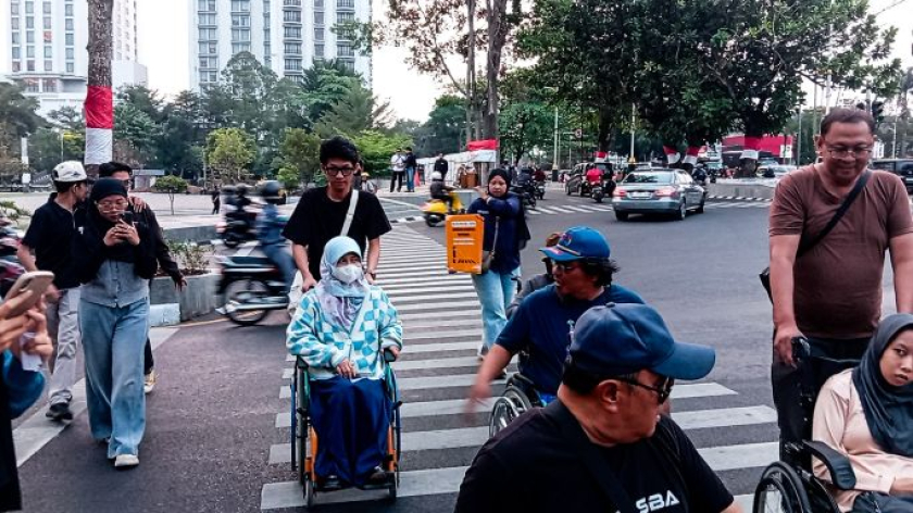 Aksi Tamasya Trotoar di kawasan Gasibu-Gedung Sate, Bandung, Kamis, 24 September 2026. (Foto: Muhammad Akmal Firmansyah/BandungBergerak)