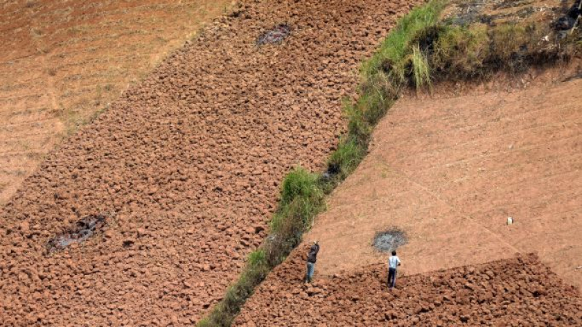 Petani Cimenyan mengolah tanah saat kemarau untuk ladang di musim hujan di Kampung Merak Dampit, Kecamatan Cimenyan, Kabupaten Bandung, Kamis, 4 September 2026.  (Foto: Prima Mulia/BandungBergerak)