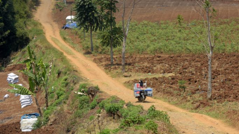 Jalan berdebu di Merak Dampit Cimenyan, Kabupaten Bandung, Kamis, 4 September 2026.  (Foto: Prima Mulia/BandungBergerak)