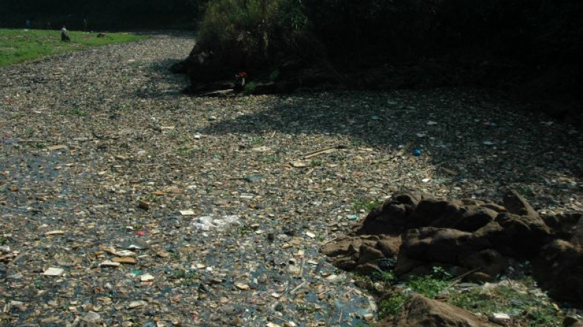 Sampah menutup permukaan Citarum di Curug Jompong, Margaasih, Kabupaten Bandung, Sabtu, 5 Juli 2026.  (Foto: Prima Mulia/BandungBergerak)