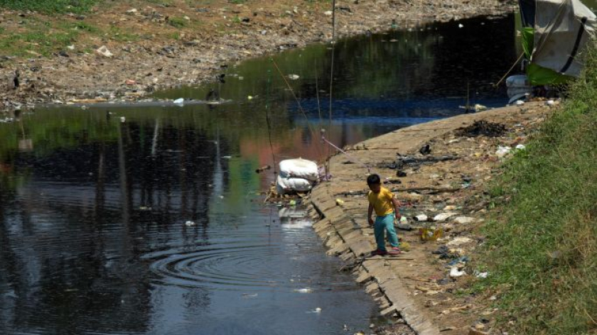 Air tercemar di pertemuan Sungai Cikijing dan Citarik di Rancaekek, Kabupaten Bandung, Rabu 16 September 2026.  (Foto: Prima Mulia/BandungBergerak)