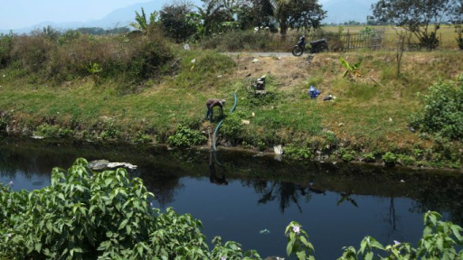 Petani memasang pompa penyedot air hitam Sungai Cikijing di Rancaekek, Kabupaten Bandung, Rabu, 16 September 2026.  (Foto: Prima Mulia/BandungBergerak)