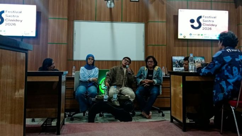 Diskusi tentang puisi di Festival Sastra Ciwidey 2026, Kabupaten Bandung, Sabtu, 26 September 2026. (Foto: Muhammad Akmal Firmansyah/BandungBergerak)