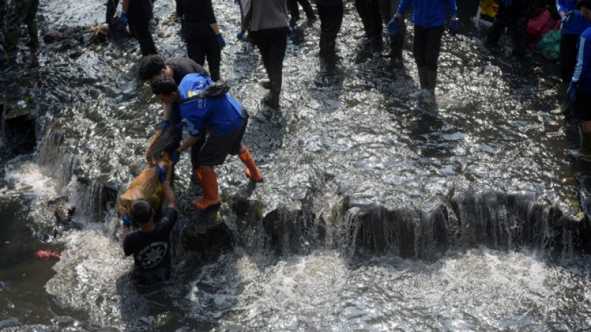 Para river warriors dari River Cleanup Indonesia dan warga mengambil sampah di Sungai Cikakak, Liogenteng, Kelurahan Nyengseret, Kecamatan Astaanyar, Bandung, 19 September 2026.  (Foto: Prima Mulia/BandungBergerak)