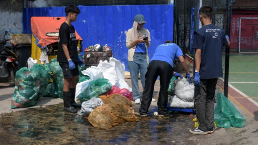 Para river warriors dari River Cleanup Indonesia dan warga mengambil sampah di Sungai Cikakak, Liogenteng, Kelurahan Nyengseret, Kecamatan Astaanyar, Bandung, 19 September 2026.  (Foto: Prima Mulia/BandungBergerak)