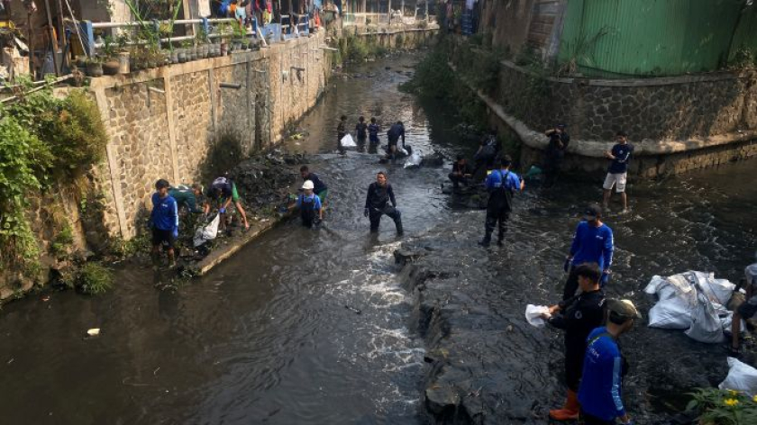 Para river warriors dari River Cleanup Indonesia dan warga mengambil sampah di Sungai Cikakak, Liogenteng, Kelurahan Nyengseret, Kecamatan Astaanyar, Bandung, 19 September 2026.  (Foto: Muhammad Jadid/BandungBergerak)