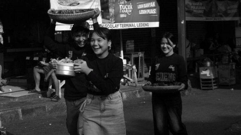 Kegiatan seni berjudul Ledeng Ledeng Ledeng di area terminal, 6 Juni 2026. (Foto: Prima Mulia/BandungBergerak)