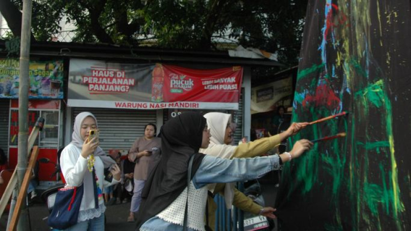 Kegiatan seni berjudul Ledeng Ledeng Ledeng di area terminal, 6 Juni 2026. (Foto: Prima Mulia/BandungBergerak)