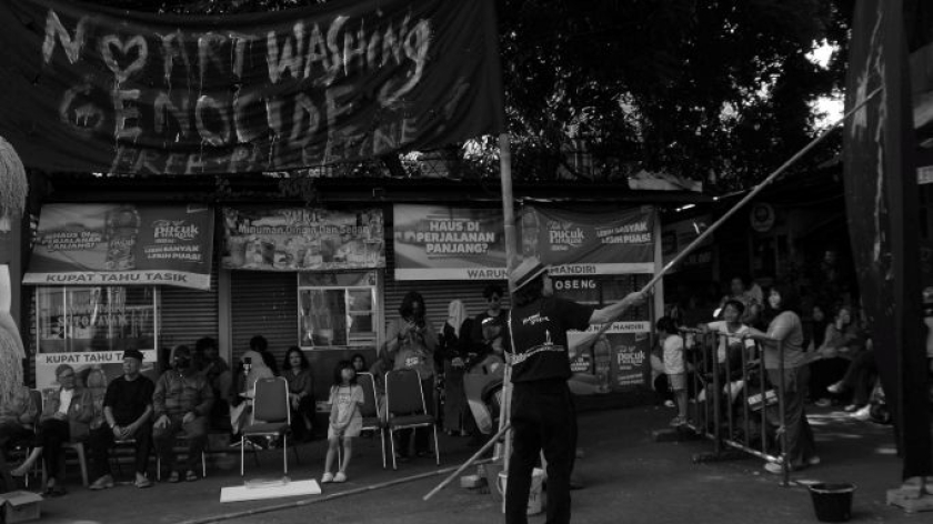 Kegiatan seni berjudul Ledeng Ledeng Ledeng di area terminal, 6 Juni 2026. (Foto: Prima Mulia/BandungBergerak)
