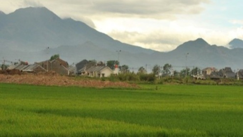 Gambar 2. Marak alih fungsi lahan sawah menjadi lahan permukiman menyebabkan krisis air, seperti kekeringan di waktu kemarau dan banjir di musim hujan. (Foto: Johan Iskandar)