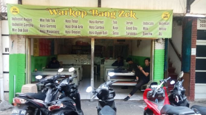 Yusuf Rahman Babeh di Warkop Bang Zek Gang Pelita, Cikutra, Bandung, Kamis, 17 September 2026. (Foto: Ardhzohal Roman/BandungBergerak)