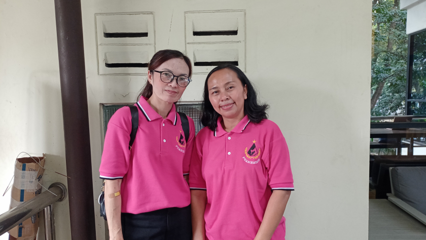 Euis Darwati (kiri) dan Deti Kurniasih (kanan), petani perempuan dari kelompok penghayat Puan Hayati di Lembang, di Gedung SAPPK, ITB, Bandung, Sabtu, 26 September 2026. (Foto: Retna Gemilang/BandungBergerak)