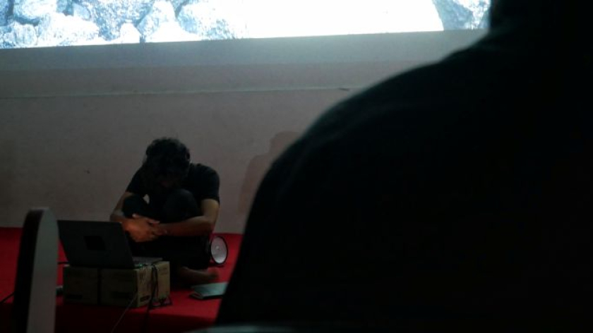 Lakon teater Pakta Ledak dibawakan aktor Irwan Ahmett di Gedung Indonesia Menggugat, Bandung, Kamis, 24 September 2026. (Foto: Fitri Amanda/BandungBergerak)