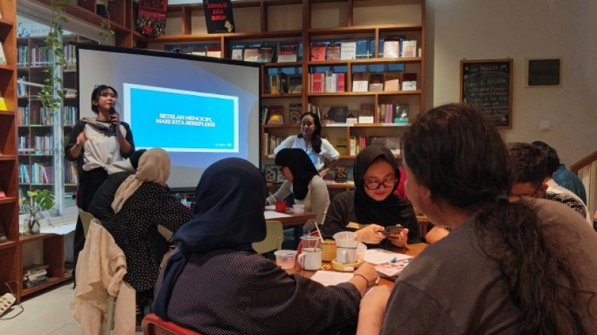 Diskusi Merawat Ingatan dari Sepiring Resep Gerwani di  Perpustakaan Bunga di Tembok, Bandung, Rabu sore, 30 September 2026. (Foto: Retna Gemilang/BandungBergerak)