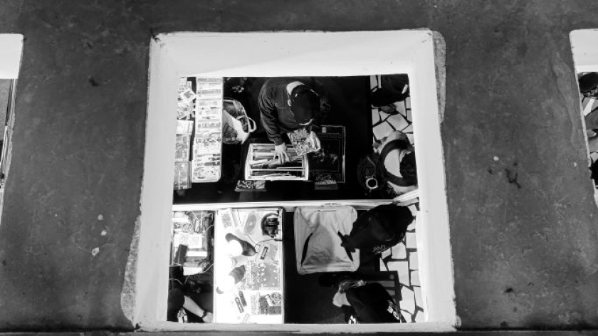 Pengunjung Mencari Vinyl dan Rilisan Fisik di Archive and Crate, Braga, Bandung, Sabtu, 26 September 2026. (Foto: Insan Radhiyan/BandungBergerak)