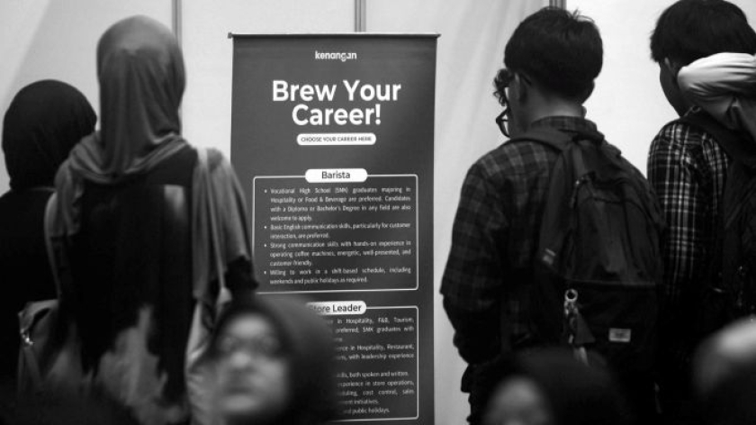 Para pencari kerja di bursa kerja Bandung Utama Job FairFuture Connect di Bandung, 18 Juni 2026. (Foto: Prima Mulia/BandungBergerak)