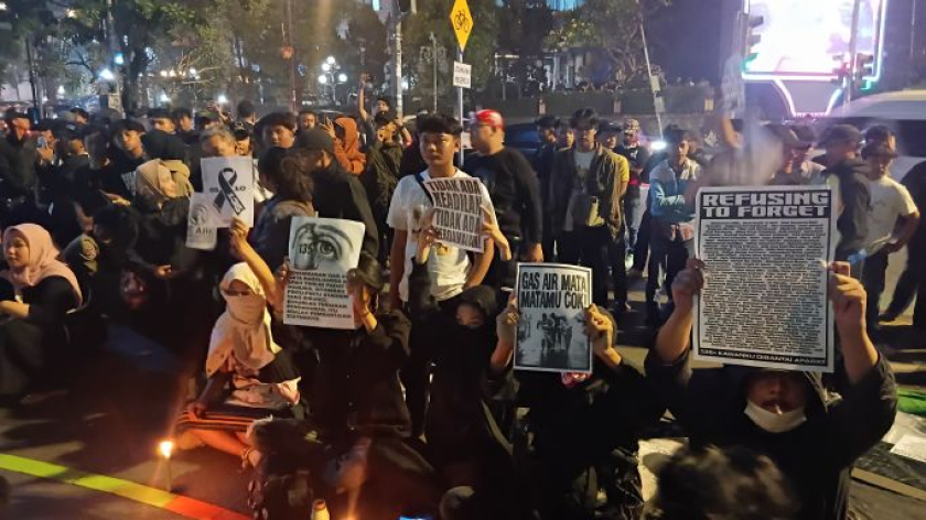 Ratusan orang memperingati Tragedi Kanjuruhan di Taman Cikapayang, Bandung, Kamis, 1 Oktober 2026. (Foto: Nida Nurhamidah/BandungBergerak)