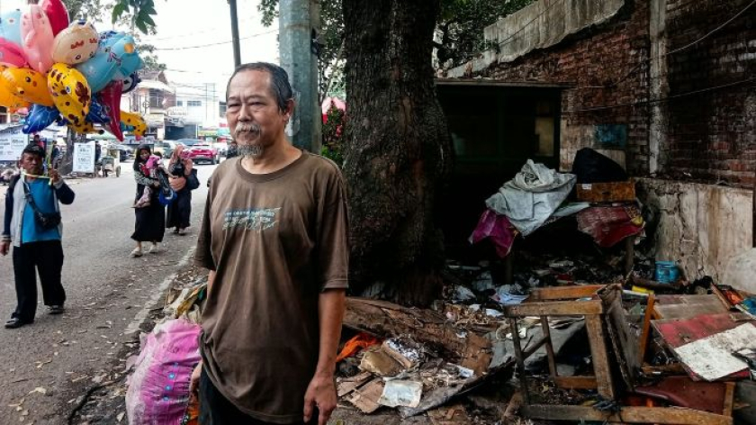 Bagja, 63 tahun, PKL lapak buku di Cihapir, Bandung terkena penertiban, Selasa, 6 Oktober 2026. (Foto: Muhammad Akmal/BandungBergerak)