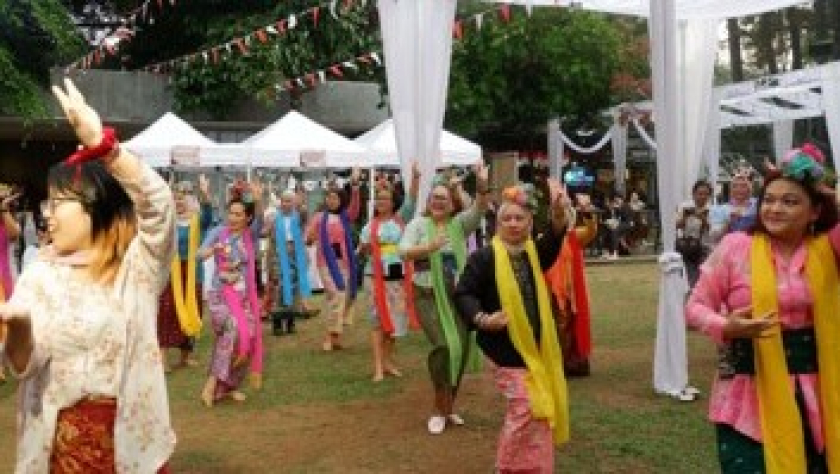Penampilan Hot Mamah Dance Club di NDBF 7.0. (Foto: Tim Dokumentasi NDBF 7.0)